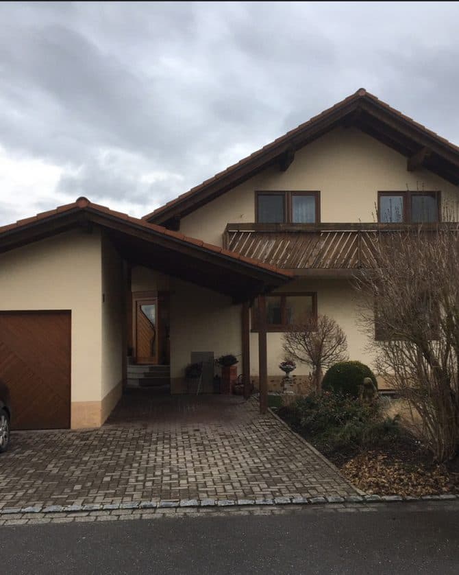 Fassade in Äpfingen (Vorher) — Malerbetrieb Schwab, Oberschwaben