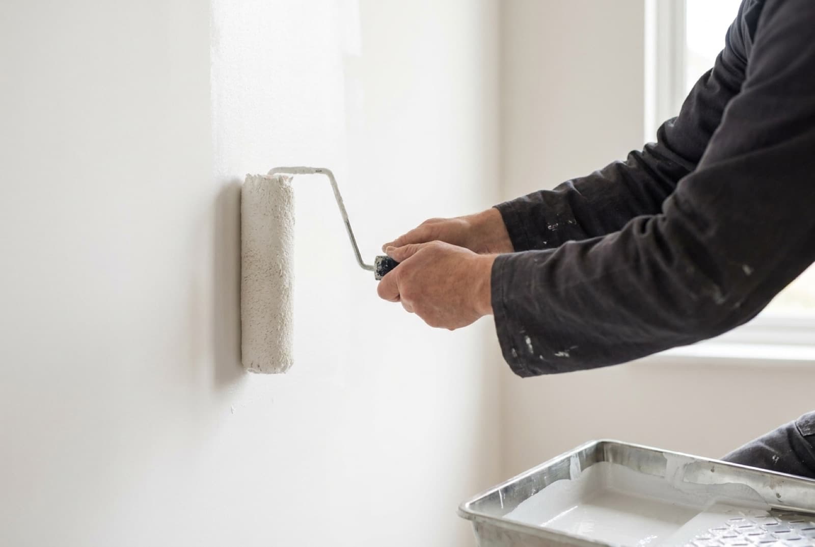 Maler beim Streichen einer Wand mit der Farbrolle — Malerbetrieb Schwab (Visualisierung)