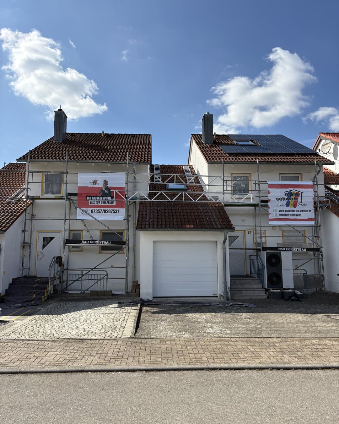 Malerbetrieb Schwab bei der Arbeit — eingerüstetes Wohnhaus in Oberschwaben